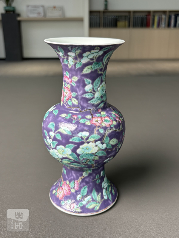 清光绪 永庆长春款紫地粉彩花卉纹瓶 - 图2